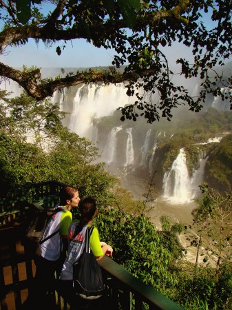 Clarissa Donda e Julie Fank apreciando a vista das Cataratas do Iguaçu