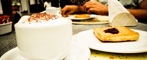 Capuccino e Waffle no Café da Manhã no Instituto Moreira Salles