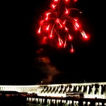 Iluminação especial da barragem de Itaipu com fogos