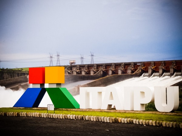 Vertedouro aberto da Itaipu Binacional