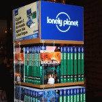 Display com os Guias Lonely Planet em Português - Divulgação: Globo Livros