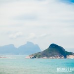 A praia da Barra e a Pedra da Gávea bem ao fundo