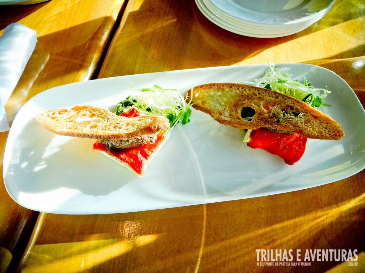 Entrada: Queijo de Cabra com Tomate Seco e Torradas