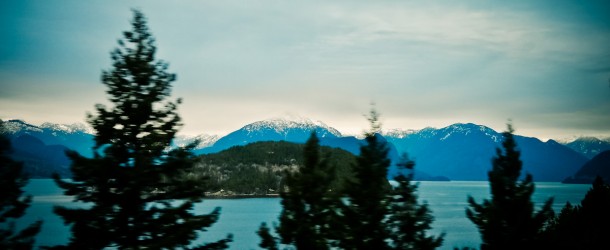 Uma das belas paisagens da Sea to Sky Highway