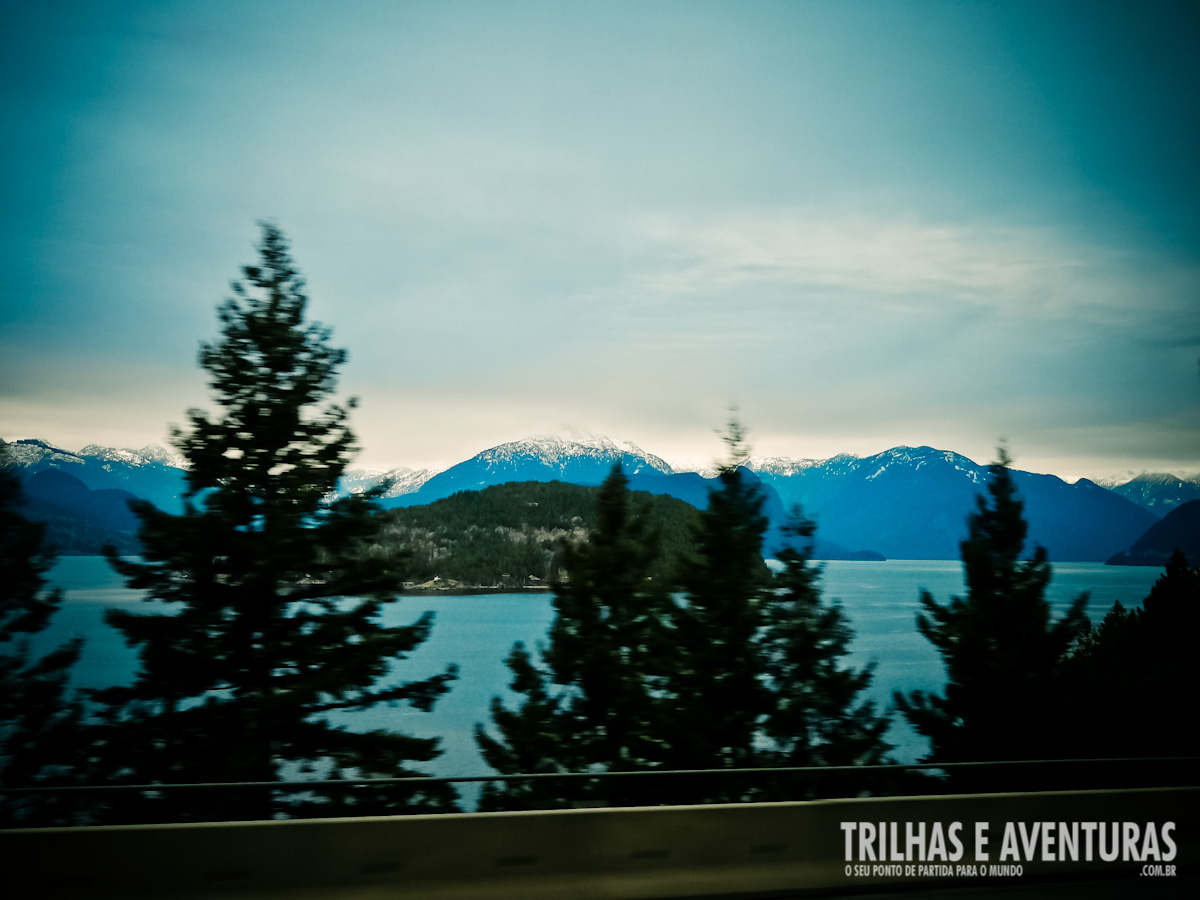 Uma das belas paisagens da Sea to Sky Highway