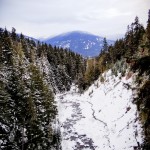 O rio que corta as montanhas de Whistler e Blackcomb