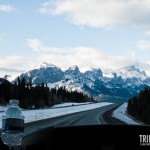 Montanhas cobertas por neve nos acompanham na bela estrada