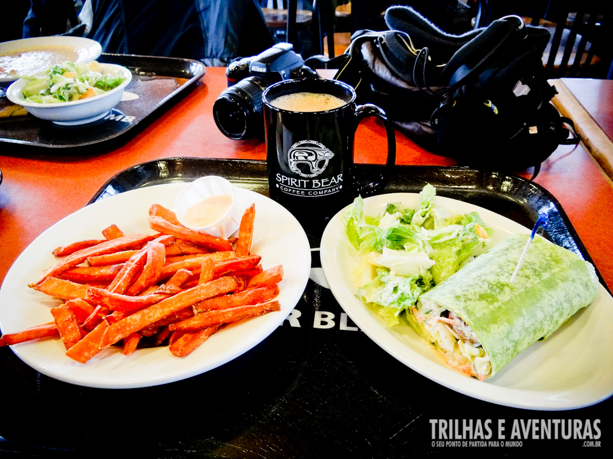 Chocolate quente, wraps vegetariano e batatas fritas. Que tal?