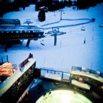 Vista do quarto para a piscina aquecida e a estação de ski