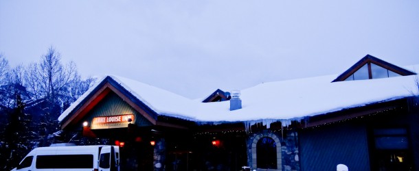 Fachada do Lodge principal do Lake Louise Inn