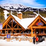 O Lake Louise Ski Area fica bem no pé da montanha