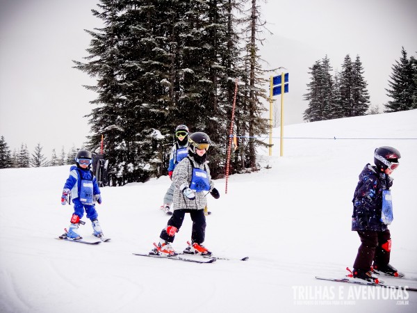 As crianças simplesmente adoram esquiar!