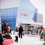 Lojas, restaurantes e "estacionamento" para skis e snowboards