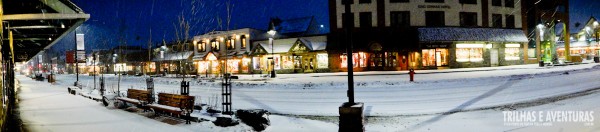 Uma panorâmica da rua coberta de neve em Banff. Apaixonante!