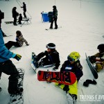 Grupo de crianças em sua primeira aula de Snowboard
