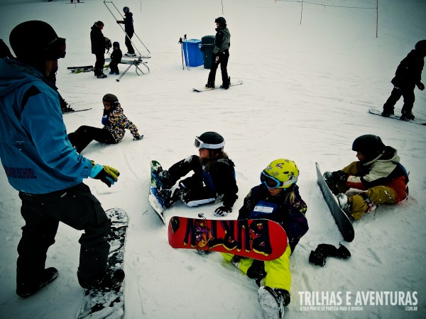 Grupo de crianças em sua primeira aula de Snowboard