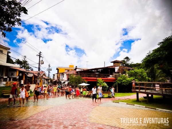 Praça com deck para shows e totalmente calçada até a praia