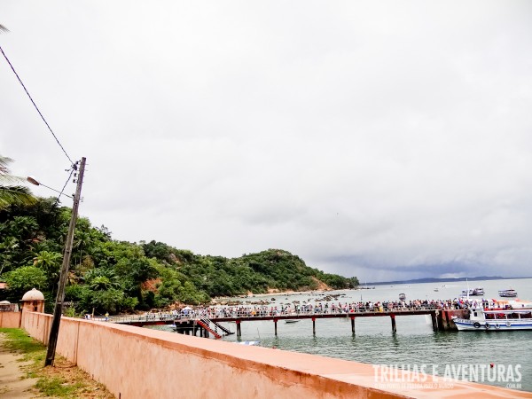 A muralha acimentada e a ponte sem o toldo