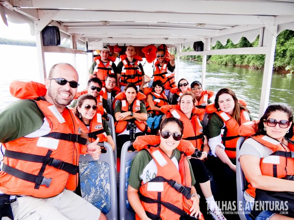 Navegando de lancha no Rio Iguaçu para encontrar o Poço Preto