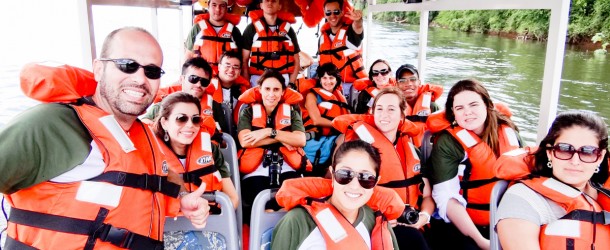 Navegando de lancha no Rio Iguaçu para encontrar o Poço Preto
