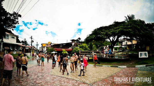 A praça principal é onde tudo acontece a noite