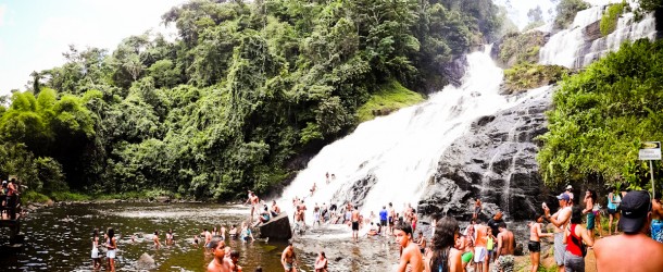 Evite a cachoeira em feriados e festas na região. Ela pode estar assim!