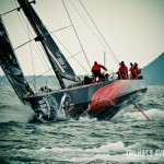 Cortando as ondas do mar durante a regata de Itajaí