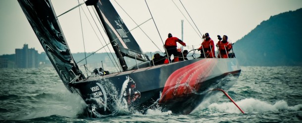 Cortando as ondas do mar durante a regata de Itajaí