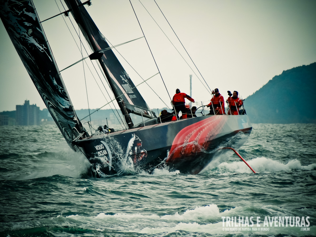 Cortando as ondas do mar durante a regata de Itajaí