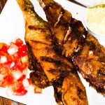 Peixe-frito com salada, farofa, batata-frita, arroz e feijão