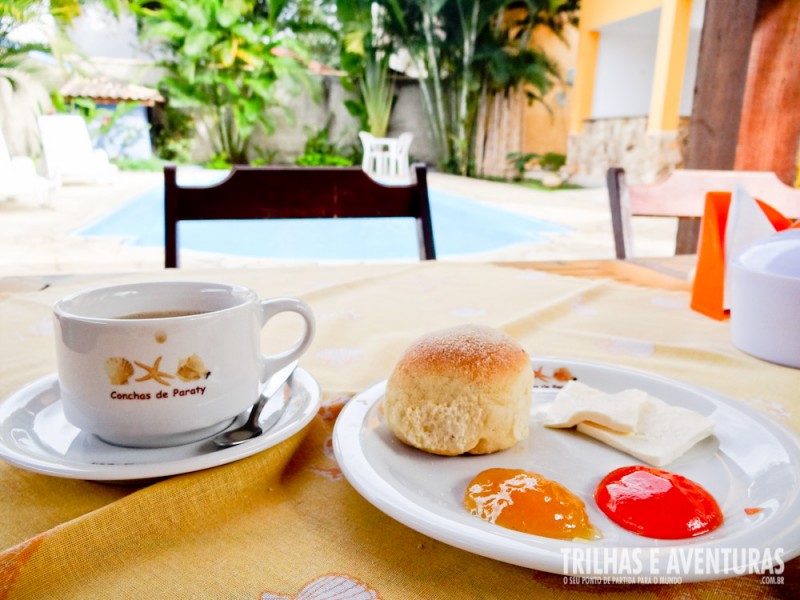 Café da manhã na beira da piscina