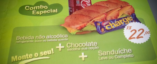 Combo de bebida, sanduiche e chocolate