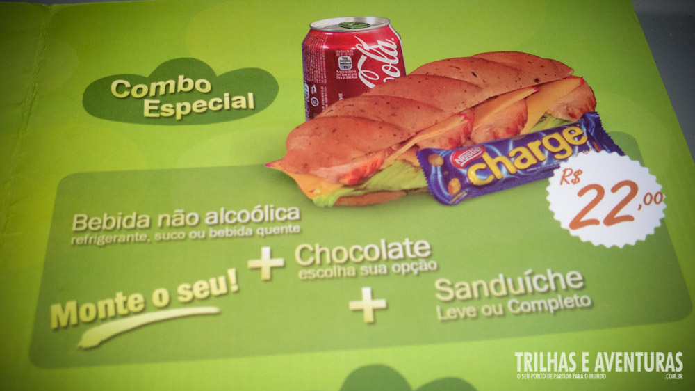 Combo de bebida, sanduiche e chocolate