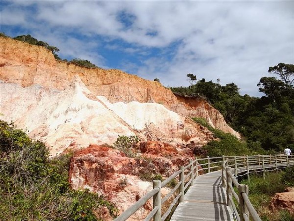 Falésias que dão acesso a praia do Club Med Trancoso