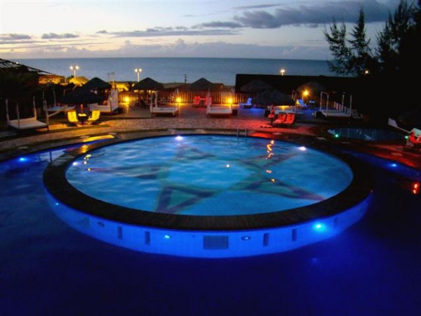 A fabulosa iluminação da piscina do Long Beach Canoa Quebrada