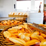 Cestas de pães variados no café da manhã