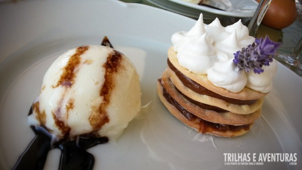 Alfajor com triplo recheio de doce de leite, suspiro e sorvete flambado. Um sonho!