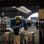 Ciclista indo pegar o trêm na Estação Retiro