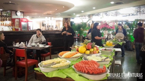 Mesa de frutas no Café da Manhã do Restaurante Demoiselle