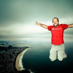 A foto clássica pulando no topo do Morro Dois Irmãos