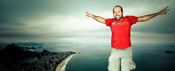 A foto clássica pulando no topo do Morro Dois Irmãos