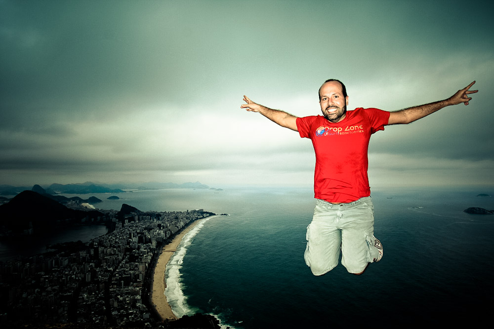 A foto clássica pulando no topo do Morro Dois Irmãos