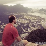 Apreciando a vista do Rio de Janeiro no topo do Morro Dois Irmãos