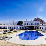 Área de lazer e piscina da Bodega el Esteco, Patios de Cafayate, Argentina