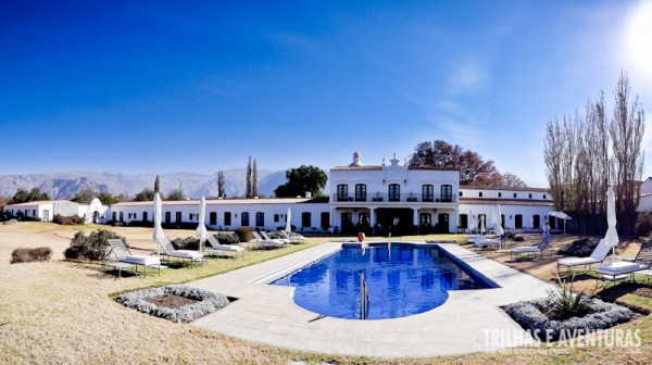 Área de lazer e piscina da Bodega el Esteco, Patios de Cafayate, Argentina