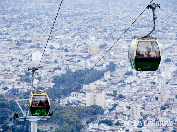 Teleféricos e a cidade de Salta ao fundo