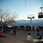 É no mirante que as pessoas se reunem para ver o sol se pôr