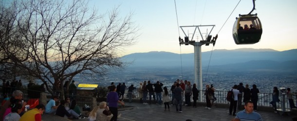 É no mirante que as pessoas se reunem para ver o sol se pôr