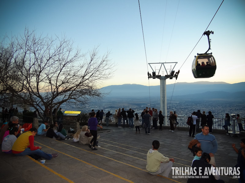 É no mirante que as pessoas se reunem para ver o sol se pôr