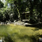 Panorâmica da piscina natural com a sauna ao fundo